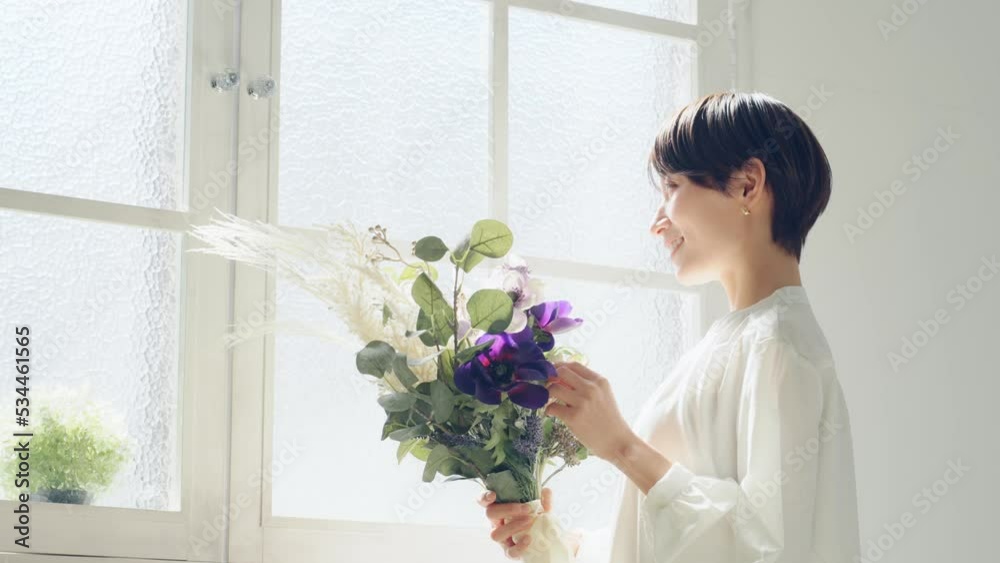 Aufkleber 花束を持つ女性　美容イメージ　フラワーアレンジメント　フラワーコーディネーター