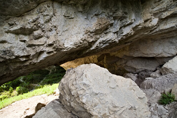 Rocce lungo il sentiero di montagna nelle Marche