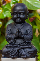 Fototapeta na wymiar statue de bouddha noir enfant
