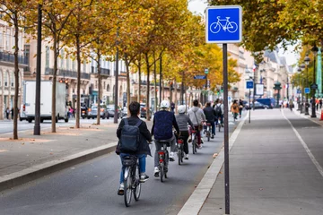 Schilderijen op glas Cyclists on the bike path along the Seine in Paris. France © Patryk Kosmider