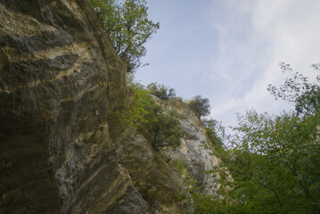 Fototapeta na wymiar Vista lungo il sentiero da Pieia all'arco di Fondarca nelle Marche