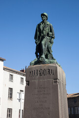 Le monument aux morts de Saint-Flour : statue de soldat sur un piédestal