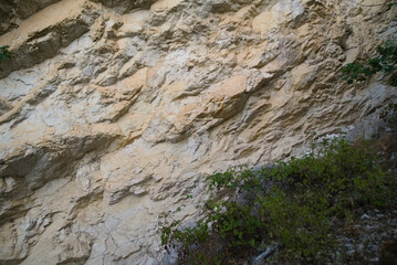 Rocce lungo il sentiero di montagna nelle Marche