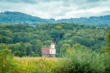 Kościół w górach jesienią, pola i lasy w górach © Franciszek
