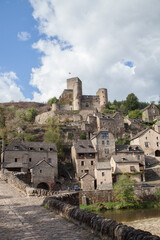 Le village de Belcastel vu du pont qui enjambe l'Aveyron