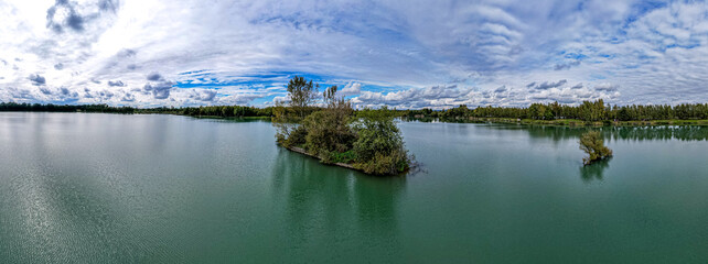 Obrazy na Plexi  wyspa bezludna na jeziorze, panorama jesienią z lotu ptaka
