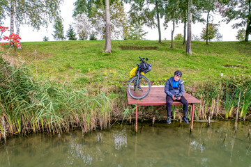 Wycieczka rowerowa nad jezioro, jesienią - obrazy, fototapety, plakaty