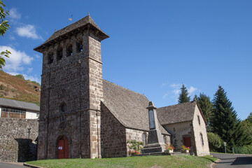 Fototapeta na wymiar L'église du petit village de Saint-Projet