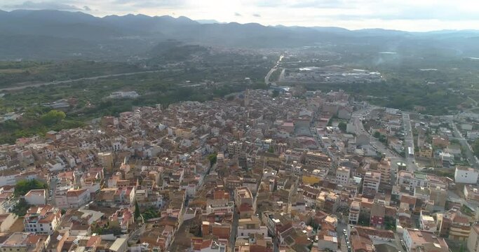 Dron sobrevuela muy alto sobre pueblo de la sierra valenciana