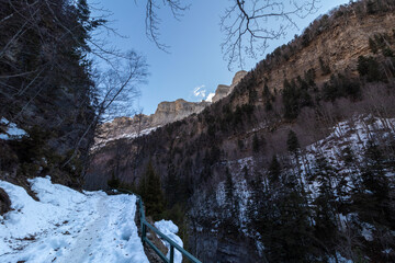 Fototapeta na wymiar snowy trail in ordesa national park in the pyrenees
