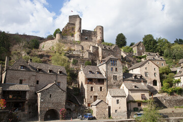 Fototapeta na wymiar Maisons et château du village de Belcastel en Aveyron
