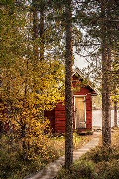 kleines gem&uuml;tliches rotes Holzhaus am See, Schwedenhaus