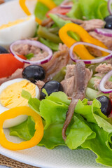 assiette de salade niçoise en gros plan