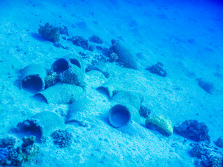 lot of old amphorae on the sandy seabed in the red sea - obrazy, fototapety, plakaty