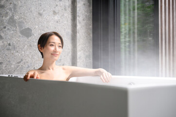 Woman relaxing in the bath tub