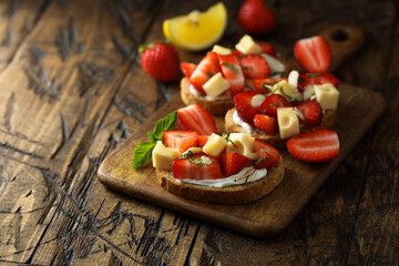 Strawberry toasts with almon and cheese