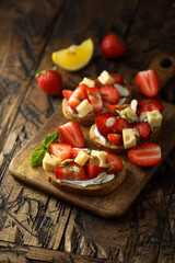 Strawberry toasts with almon and cheese