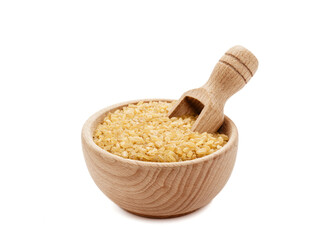 Kasza bulgur w drewnianej misce z łopatką na białym tle