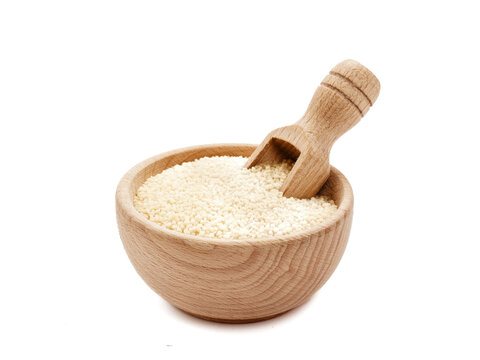 Kasza kuskus w drewnianej misce z łopatką na białym tle