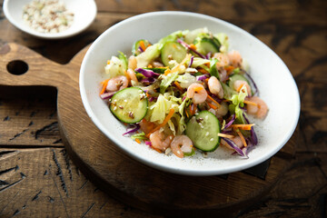 Green salad with shrimps and seeds