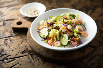Green salad with shrimps and seeds