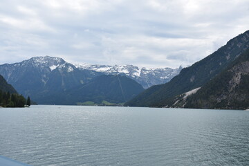 Fototapeta na wymiar Achensee-Alpen-Österreich-Wasser-See