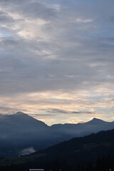Alpen-Sonnenuntergang-Himmel-Wolken