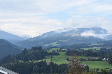 Alpen-Wolken-Tal-Himmel