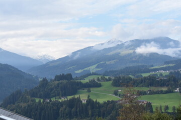 Fototapeta na wymiar Alpen-Wolken-Tal-Himmel