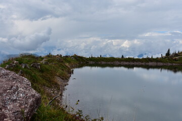Alpen-See-Alpensee-Österreich-Berge-Wolken-Wasserspiegelung
