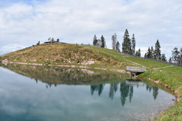 Fototapeta na wymiar Alpen-See-Alpensee-Österreich-Berge-Wolken-Wasserspiegelung