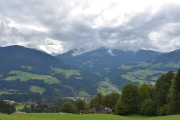 Fototapeta na wymiar Alpen-Berge-Wälder-Wiesen-Tal