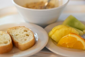 ホテルの朝食バイキング、フランスパンとフルーツ