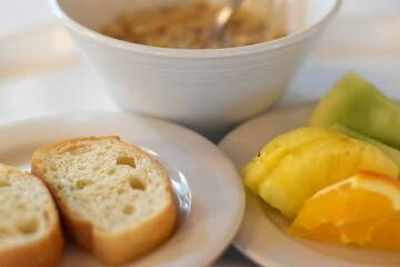 ホテルの朝食バイキング、フランスパンとフルーツ
