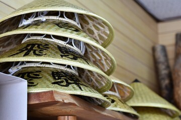 Obraz na płótnie Canvas 秋の白川郷、傘帽子のお土産