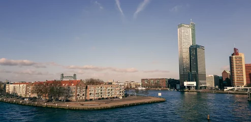 Fototapeten Skyline und kleine Insel mit Wohnhäusern Straßenfotografie Kunst Rotterdam  © Silvio