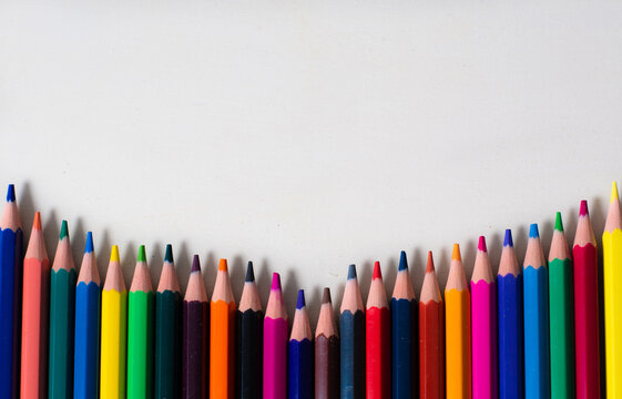 L&aacute;pices de colores en fondo blanco. Fotograf&iacute;a con desenfoque selectivo. Fondo para recurso gr&aacute;fico