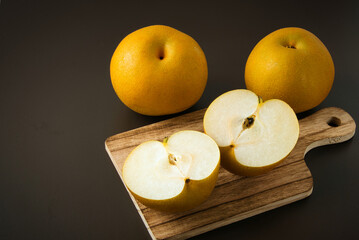 趣向を凝らして並べて、様々な角度から撮影した美味しそうな梨