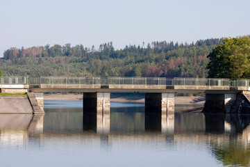 Fototapeta na wymiar Brücke an Stausee