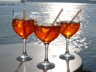 Drei Cocktails am Meer (Aperol Spritz)