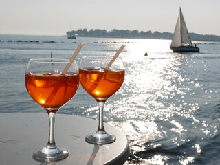 Zwei Aperol Spritz Meer - Cocktail und Segelboot