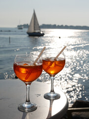 Zwie Cocktails am Meer (Aperol Spritz) und Segelboot