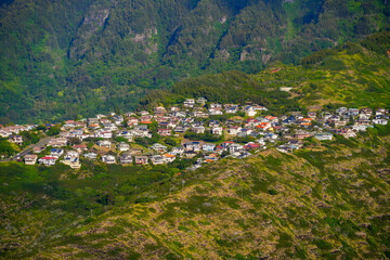 Hawaii Kai residential neighborhood in the east suburbs of Honolulu on O'ahu island - Upscale houses built on the slopes of a polynesian volcano - obrazy, fototapety, plakaty