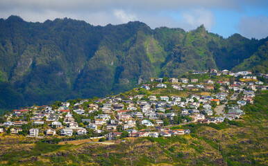 Hawaii Kai suburb of Honolulu on O'ahu island - Upscale houses built on the slopes of a polynesian volcano - obrazy, fototapety, plakaty