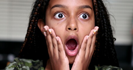 Excited child shocking reaction. girl reacts with surprise with open mouth - obrazy, fototapety, plakaty