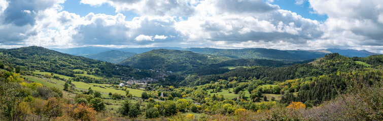 Naklejka na ściany i meble vue panoramique des monts d'Auvergne, vallée de Saint Nectaire