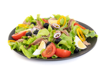 assiette de salade niçoise isolé sur un fond blanc