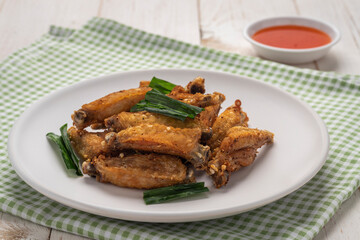 Crispy deep fried salted chicken wingettes, halved lengthwise chicken middle wings simply marinated with salt, peppers, garlic and coriander roots to create this simple delicious Thai finger food.
