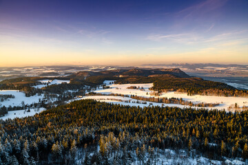Widok na piękny krajobraz z tarasu widokowego na Szczelińcu Wielkim w Parku Narodowym Gór...