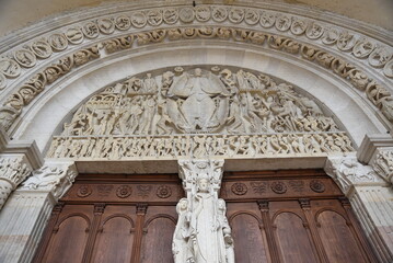 Fototapeta na wymiar Portail de la cathédrale d'Autun en Bourgogne. France